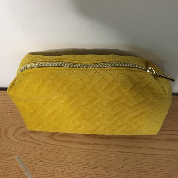 7pc Makeup Bundle Highlighters Eye Shadows Lip balm Concealer Brush Lipstick Bag - Picture 2 of 10